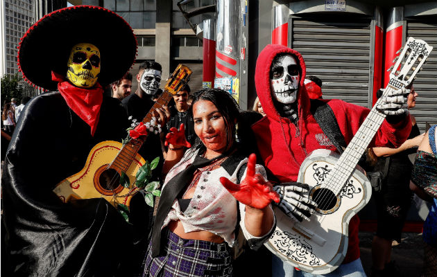 México, Ecuador y Brasil, extravagantes celebraciones del Día de los Muertos Indígenas comen sobre las tumbas en la celebración del Día de Muertos en Calpi, provincia de Chimborazo, Ecuador. Foto.EFE.