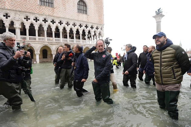 El mundo de la cultura se vuelca para salvar el patrimonio dañado en Venecia Según informa la Fundación, 35 metros de libros del final del siglo XIX deberán ser "urgentemente" tratados para analizar su posible restauración, mientras que 600 metros de publicaciones de la biblioteca moderna han quedado "completamente sumergidos"