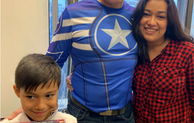 Un pequeño Capitán América pide asilo ante una jueza de inmigración Iker (izq) y su madre Evelyn (der), huyeron de la violencia de las pandillas en su país. Foto:EFE.
