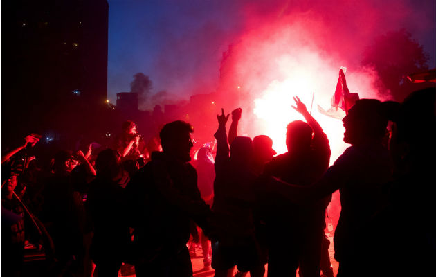 Nuevos actos violentos en Chile, queman una iglesia y se producen saqueos Manifestantes protestan en la céntrica Plaza Italia de Santiago (Chile). Foto: EFE.