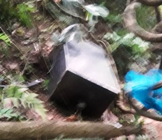 Los ladrones también cargaron con la caja fuerte, pero por la desesperación de escapar de las autoridades la abandonaron. Foto/Policía Nacional Los ladrones también cargaron con la caja fuerte, pero por la desesperación de escapar de las autoridades la abandonaron. Foto/Policía Nacional