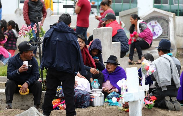 México, Ecuador y Brasil, extravagantes celebraciones del Día de los Muertos Indígenas comen sobre las tumbas en la celebración del Día de Muertos en Calpi, provincia de Chimborazo, Ecuador. Foto.EFE.
