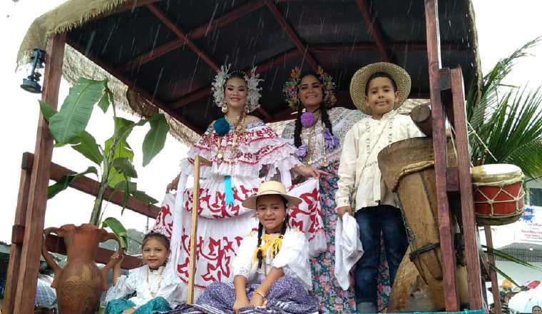 La lluvia fue protagonista en todas las sedes de los desfiles. Yaissel Urieta M. La lluvia fue protagonista en todas las sedes de los desfiles. Yaissel Urieta M.