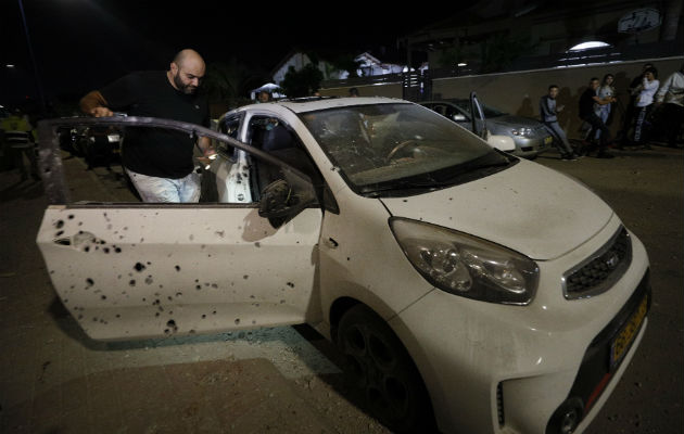 Aviones israelíes atacan sitios de militantes palestinos en la Franja de Gaza Un israelí observa su vehículo impactado por misiles tirados desde la Franja de Gaza. Foto: AP.