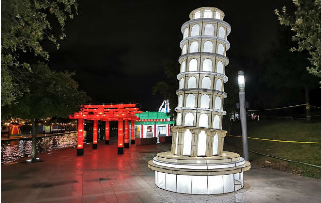 Figuras gigantes iluminadas hechas por artesanos mexicanos en la ciudad de Monterrey en el estado de Nuevo León. Foto: EFE.