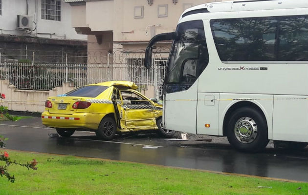 Fallece en accidente de tránsito técnica de enfermería del hospital de Colón Del impacto falleció dentro del taxi, la señora de Mendoza. Foto: Diómedes Sánchez S.