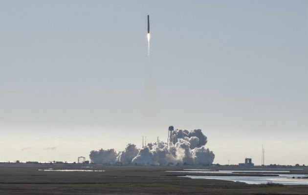 Cohete lleva a astronautas piezas de carros, horno para galletas y chalecos La empresa Northrop Grumman lanzó la cápsula Cygnus para la NASA desde Wallops Island, Virginia. Foto: AP.
