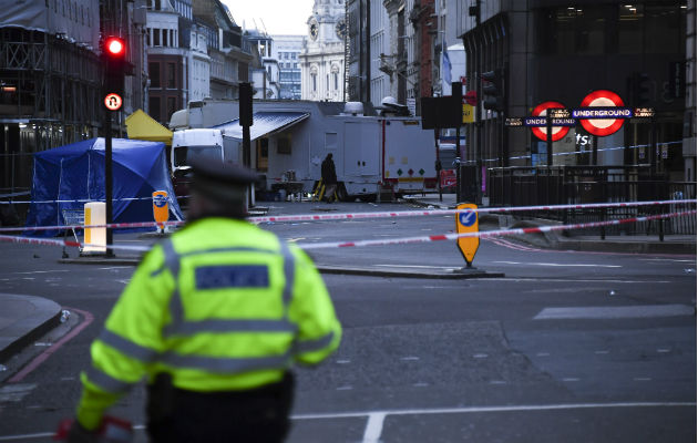 Autor de crímenes con cuchillo en Londres, estaba preso por terrorismo y lo dejaron libre Dos personas murieron y otras tres resultaron heridas en el ataque. Foto: AP.