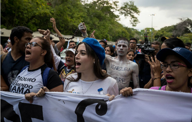 Guaidó no consigue renovar la protesta y Maduro exhibe músculo en las calles Cientos de opositores se manifiestan en Caracas (Venezuela). Foto: EFE.