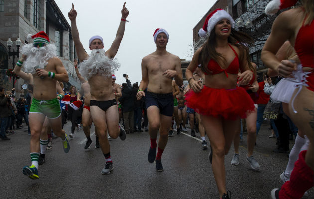 La carrera de los Santa Claus en traje de baño ya es toda una tradición en Boston Cientos de Santa Claus corriendo por las calles de Boston. Foto: EFE.