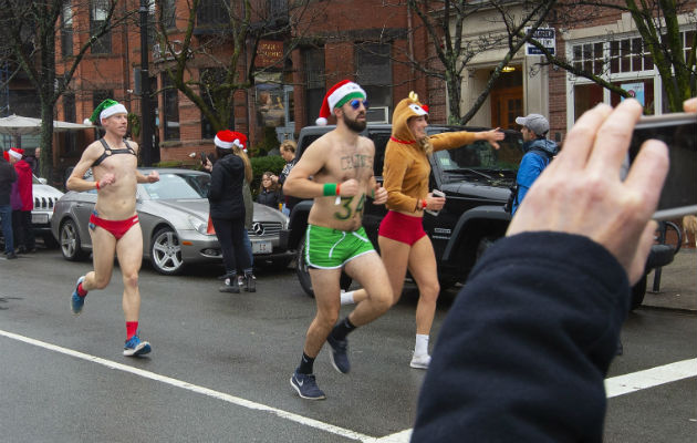La carrera de los Santa Claus en traje de baño ya es toda una tradición en Boston Cientos de Santa Claus corriendo por las calles de Boston. Foto: EFE.