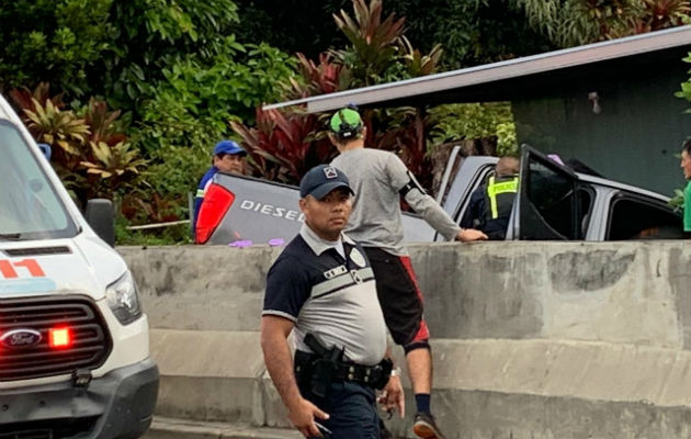 Colisión y vuelco en la carretera principal que conduce de Dolega a David El choque fue entre una camioneta y un vehículo pick up. Foto: José Vásquez.