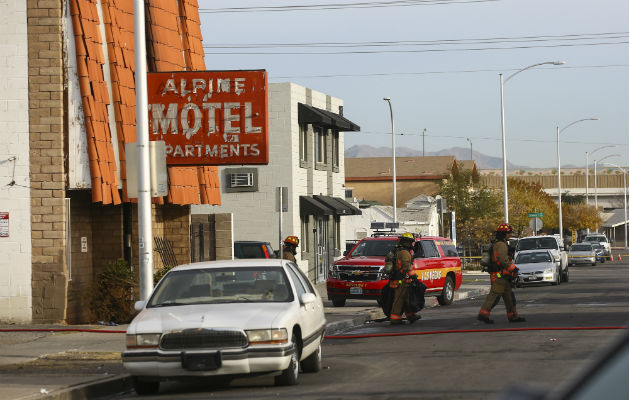 Seis muertos en el "peor incendio en la historia" de Las Vegas Bomberos de Las Vegas inspeccionan el edificio siniestrado. Foto: AP.