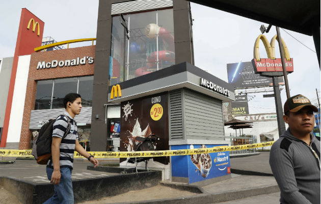 El Gobierno peruano anuncia drásticas sanciones tras muertes en McDonald's Local del McDonald's en Lima, donde murieron electrocutados ambos jóvenes. Foto: EFE.