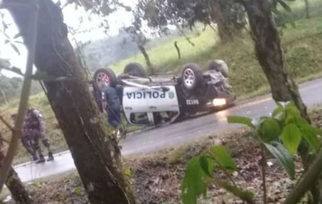 Detención provisional para dos sujetos por robo a Western Unión en Volcán Durante la persecución un vehículo policial se volcó. Foto: Mayra Madrid.