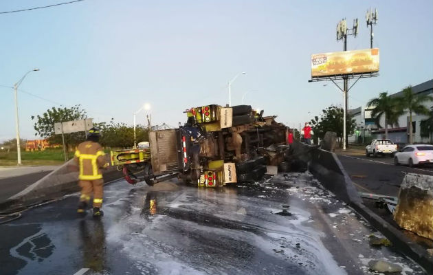 Camión articulado se accidente en el corredor de Colón, hay dos lesionados Del impacto, el vehículo pesado quedó volteado. Foto: Diómedes Sánchez S.