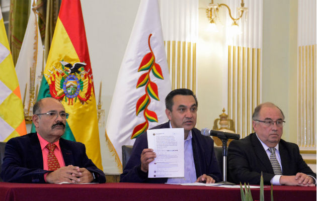 Evo Morales condena la suspensión de relaciones de Bolivia con Cuba El canciller de Bolivia, Yerko Núñez (centro) anuncia la ruptura de relaciones con Cuba. Foto: EFE.
