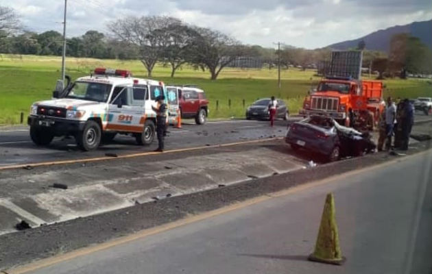 Accidente vehicular a la altura de Gorgona deja dos muertos, uno de ellos menor de edad Las víctimas viajaban en un auto sedán color azul en dirección al interior del país. Foto: Eric A. Montenegro.