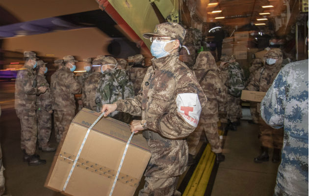 Por el coronavirus, Wuhan prohíbe la circulación de vehículos y cierra las escuelas Médicos militares chinos arriban al aeropuerto de Wuhan con medicamentos y equipos. Foto: EFE.