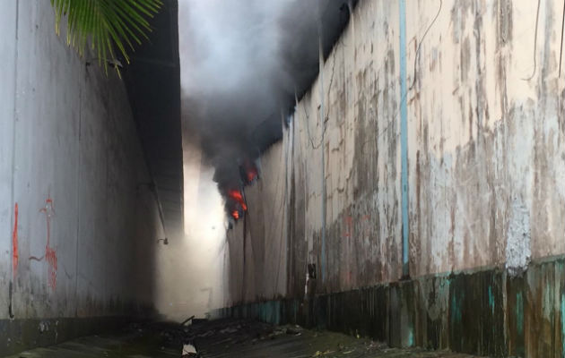 Bomberos combaten incendio en depósitos de empresas en la Zona Libre Los bomberos procedieron a desalojar a las personas. Foto: Diómedes Sánchez S.