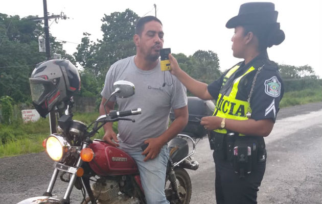 Decomisan armas punzocortantes y celulares en la cárcel de Bocas del Toro También unidades del Tránsito realizaron operativos en las vías. Foto: Cortesía.