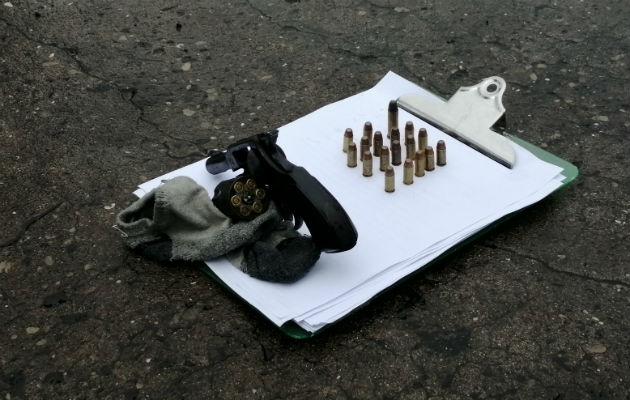 Tras persecución, policías detienen a dos mujeres y un hombre que tenían arma Se investiga si los aprehendidos participaron de un tiroteo donde murió un hombre. Foto: Eric A. Montenegro.