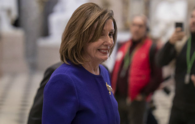 Cámara Baja de EE.UU. reivindica su autoridad ante acciones de Trump en Irán La portavoz de la Cámara de Representantes, Nancy Pelosi, camina en el Capitolio en Washington. Foto: EFE.