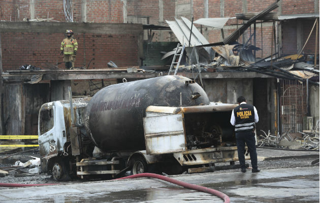 Brasil envía piel humana para víctimas de explosión de camión de gas en Perú. Unos catorce muertos y cincuenta heridos dejó la explosión del camión de gas. Foto: AP.
