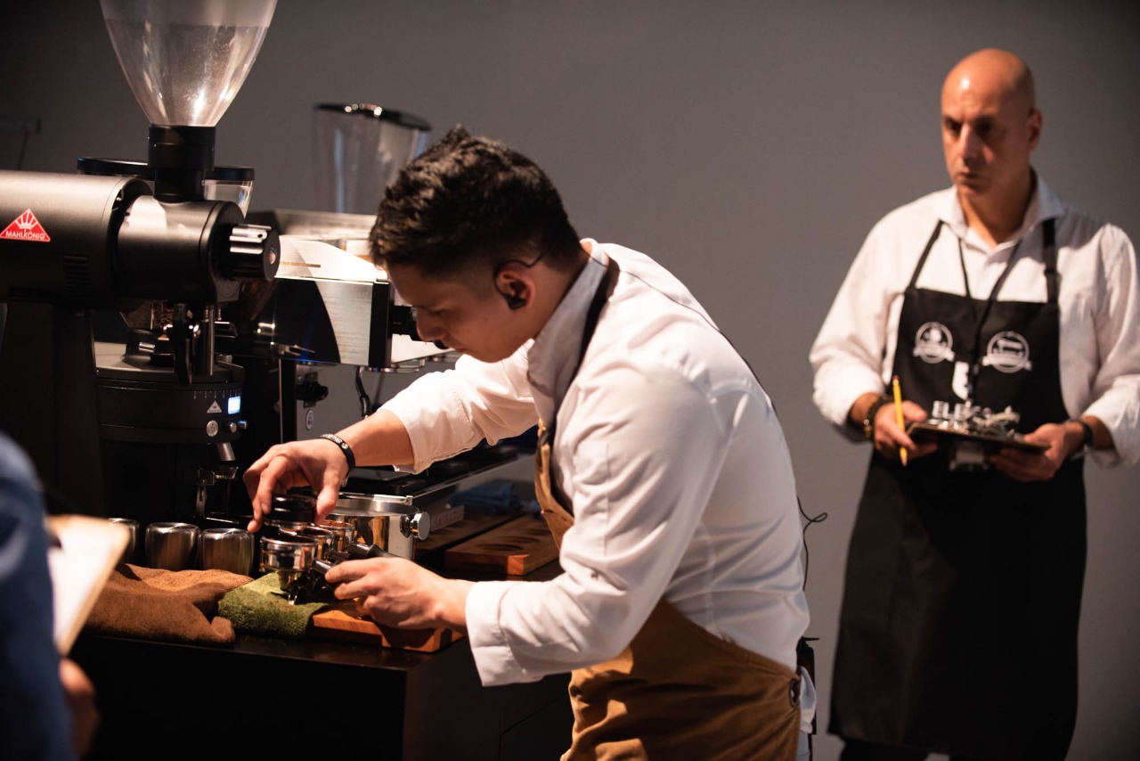 Jurados internacionales evalúan la destreza y creatividad de los participantes en el Panama Coffee Festival, cuya edición de 2020 será este viernes 17 y sábado 18 de enero en el Dinig room del American Trade Hotel. Foto: Cortesía Jurados internacionales evalúan la destreza y creatividad de los participantes en el Panama Coffee Festival, cuya edición de 2020 será este viernes 17 y sábado 18 de enero en el Dinig room del American Trade Hotel. Foto: Cortesía