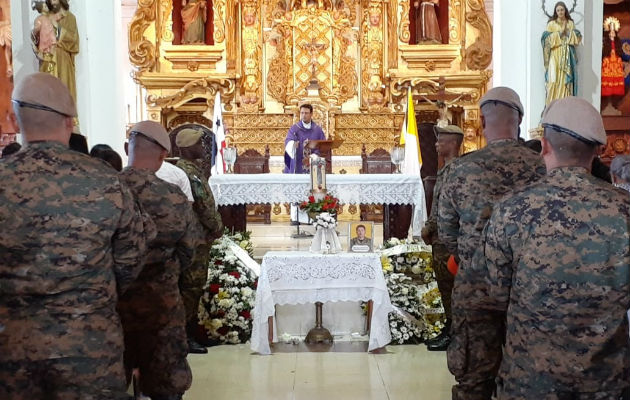 Despiden en Las Tablas a unidad del Senafront fallecido accidentalmente en Darién La ceremonia religiosa se dio en la iglesia de Santa Librada. Foto: Thays Domínguez.