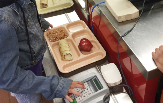 Las pizzas vuelven a los colegios de EE.UU. por orden de Trump Trump acabó con los estándares nutricionales de la exprimera dama Michelle Obama. Foto:AP.
