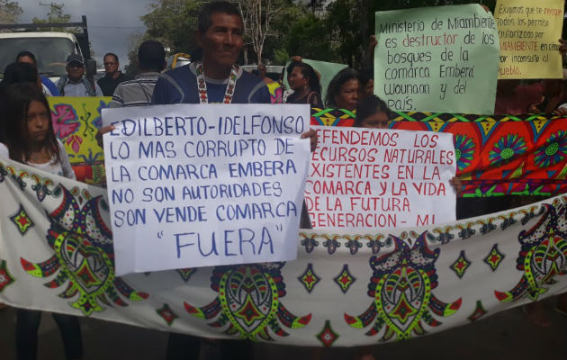 En la comarca Emberá-Wounaan se declaran en pie de guerra por la tala de árboles Los manifestantes portaban pancartas que decían "no queremos vende comarca" . Foto: Cortesía.