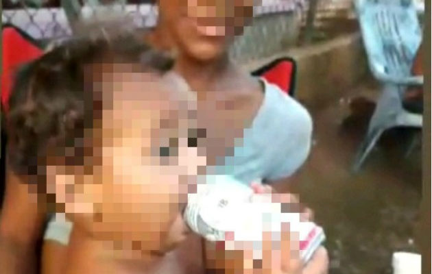 Circula video de infante ingiriendo bebidas alcohólicas, autoridades investigan Una voz masculina decía: "bebe sobri", "bebe". Foto: Mayra Madrid