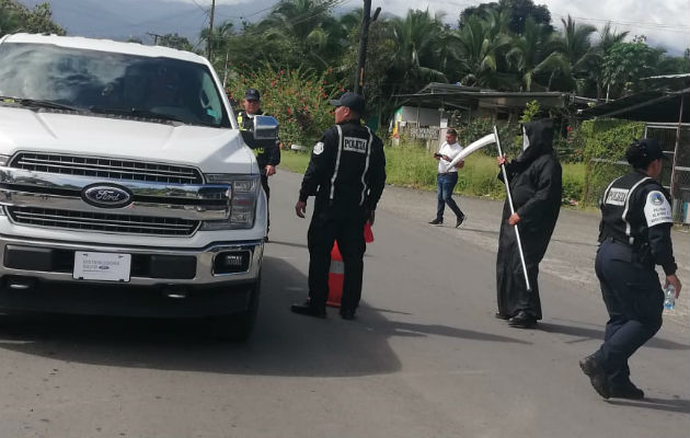 Original campaña de concientización vial hace el Tránsito en Bocas del Toro Un atuendo de la muerte llamó la atención de los conductores. Foto: Cortesía