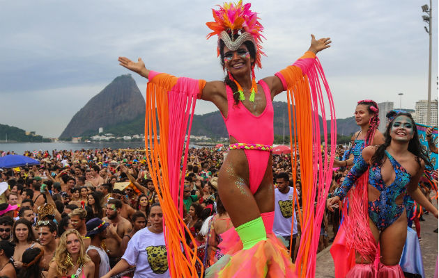 Brasil vibra al ritmo de la samba en su primer día de Carnaval Integrantes de la escuela de samba del Grupo Especial Mancha Verde en Sao Paulo. Foto: EFE.