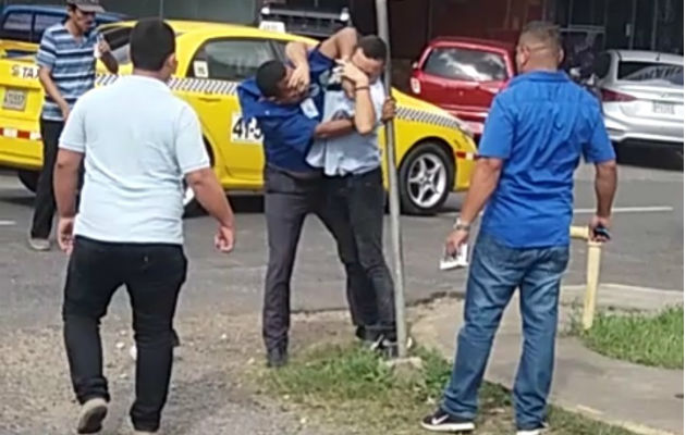 "Pavos" de la ruta de transporte David-Frontera se enfrentan a puños en Bugaba La pelea fue cerca al parque Manuel Amador Guerrero de Bugaba. Foto: Mayra Madrid. ,