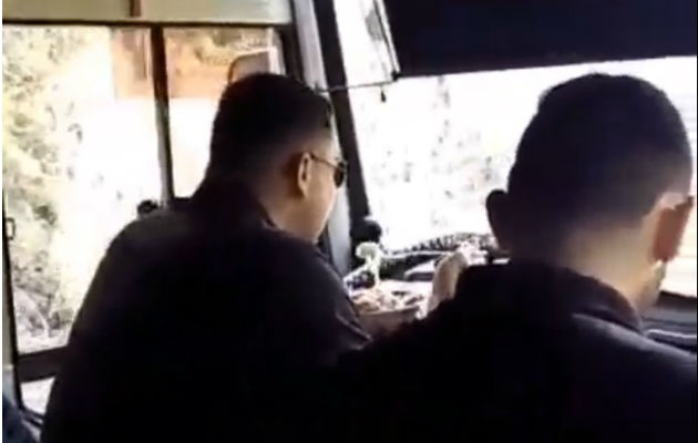 Conductor es captado manejando y sosteniendo un plato de comida en la mano Conducía un bus de la ruta Río Sereno-David. Foto: Mayra Madrid.