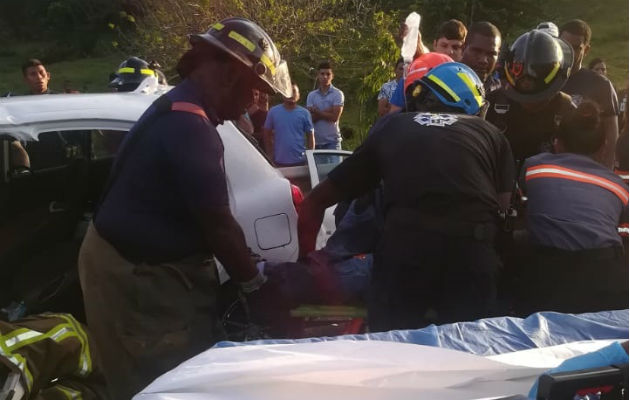 Bomberos logran sacar a hombre atrapado en accidente en la autopista Panamá-Colón Bomberos usaron herramientas para sacarlo del lugar. Foto: Diómedes Sánchez.
