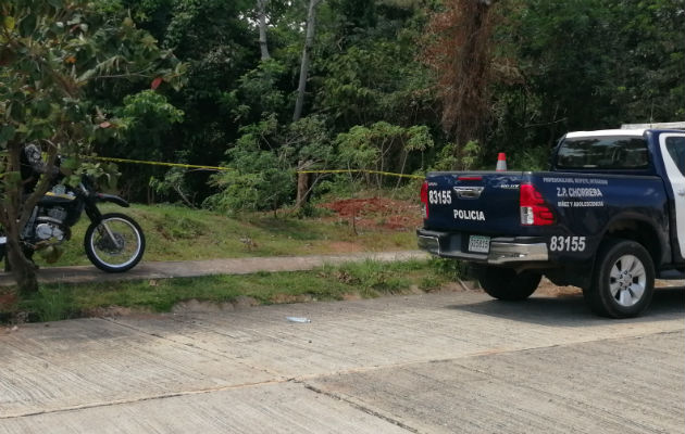 Encuentran sin vida a menor desaparecido en La Herradura de La Chorrera Personal judicial y de la Policía llegaron al sitio del hallazgo. Foto: Eric Montenegro.