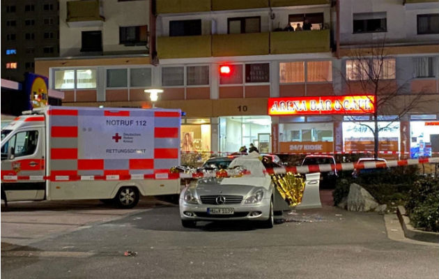 Tiroteo mortal en la ciudad alemana de Hanau, reportan ocho víctimas Una ambulancia permanece en la escena del mortal tiroteo. Foto: EFE.