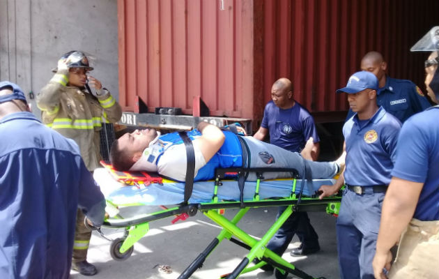 Socorristas atendieron al trabajador accidentado. Foto: Diómedes Sánchez 