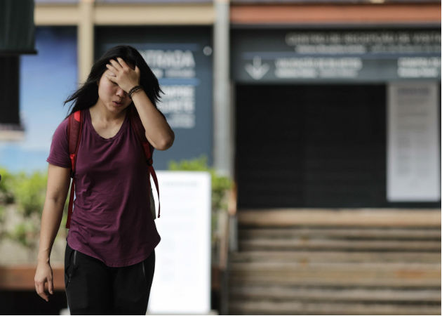 Brasil registra segunda muerte por coronavirus, la primera en Río de Janeiro Una turista se lamenta por el cierre del sitio turístico Pan de Azúcar en Río de Janeiro ante el coronavirus. Foto: EFE.