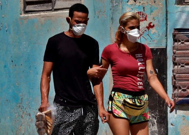 Coronavirus: Ante el COVID-19, sexo sí, pero usando preservativo y evitando besos Se debe evitar el contacto sexual con personas ajenas a nuestro círculo íntimo. Fotos: EFE.