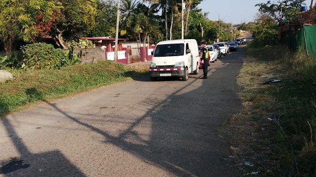 Coronavirus en Panamá: Controlan circulación vial en puestos de control de Panamá Oeste El primer puesto se ubica en el sector de La Pesa, en donde personal del Minsa toma la temperatura a los conductores y pasajeros.