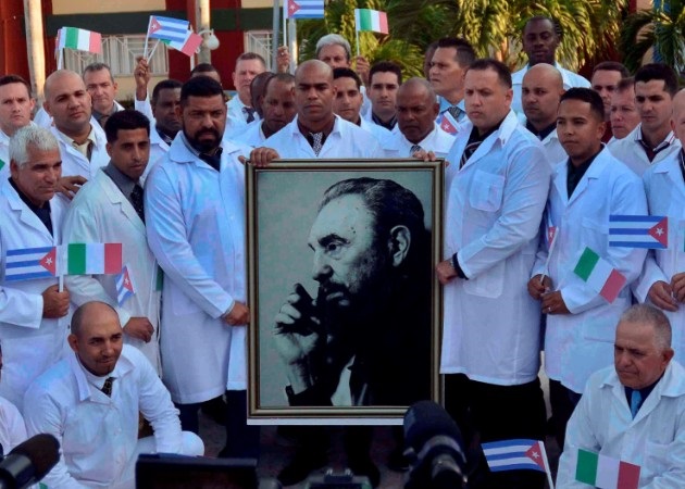 ¿Por qué los médicos cubanos cotizan al alza en la crisis del COVID-19? Actualmente hay unos 28.000 médicos cubanos en 59 países. Fotos: EFE.