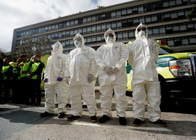 Guatemala suspende sus actividades laborales dos semanas por el coronavirus Bomberos municipales de Guatemala muestran los trajes especiales ante el coronavirus. Foto:EFE.