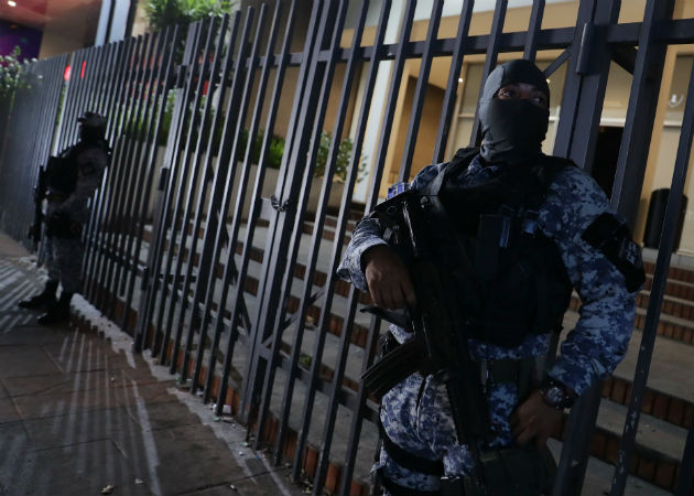 Centros comerciales de El Salvador cierran por la pandemia COVID-19 Fuerzas de seguridad vigilan un centro comercial cerrado en San Salvador. Foto: EFE.