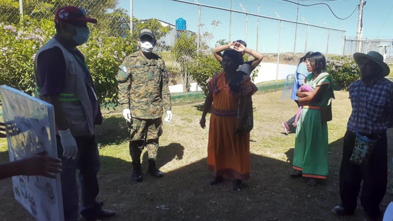 Ticos retuvieron a indígenas que trataban de ingresar a Panamá Los indígenas fueron retenidos por la Fuerza Pública en San Vito de Coto Brus. Foto: Mayra Madrid.