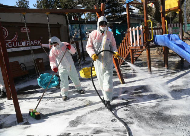 Funcionarios municipales desinfectan un área de juegos en Ankara. Foto: EFE.