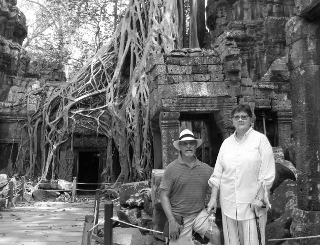 Las ruinas de Ta Prohm, cubiertas de enormes raíces de árboles. Allí filmaron "Tomb Raiders". El autor del escrito, Andrés Guillén junto a su esposa, Rosalyn. Foto: Cortesía del autor. Las ruinas de Ta Prohm, cubiertas de enormes raíces de árboles. Allí filmaron "Tomb Raiders". El autor del escrito, Andrés Guillén junto a su esposa, Rosalyn. Foto: Cortesía del autor.
